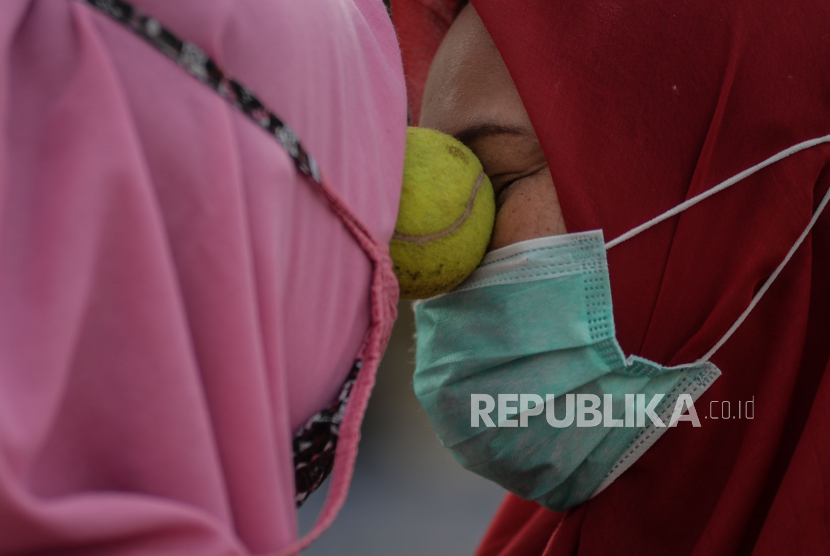 Sejumlah warga mengikuti perlombaan 17 Agustus tahun 2020 lalu sambil mengenakan masker (ilustrasi) 