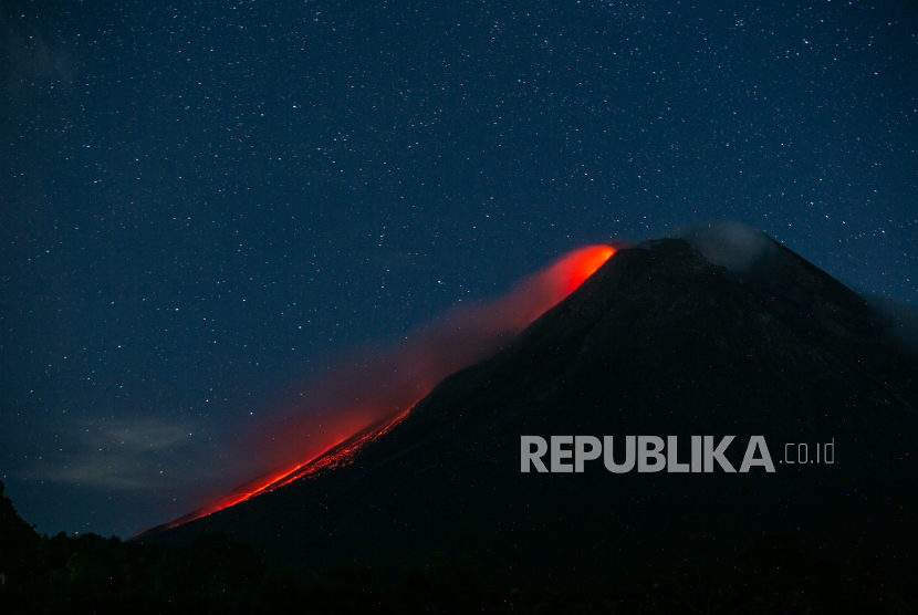 Balai Penyelidikan dan Pengembangan Teknologi Kebencanaan Geologi (BPPTKG) menyebutkan belum ada tanda-tanda yang menunjukkan bahwa letusan Gunung Merapi bakal berakhir dalam waktu dekat. (Foto: Luncuran lava pijar Gunung Merapi)