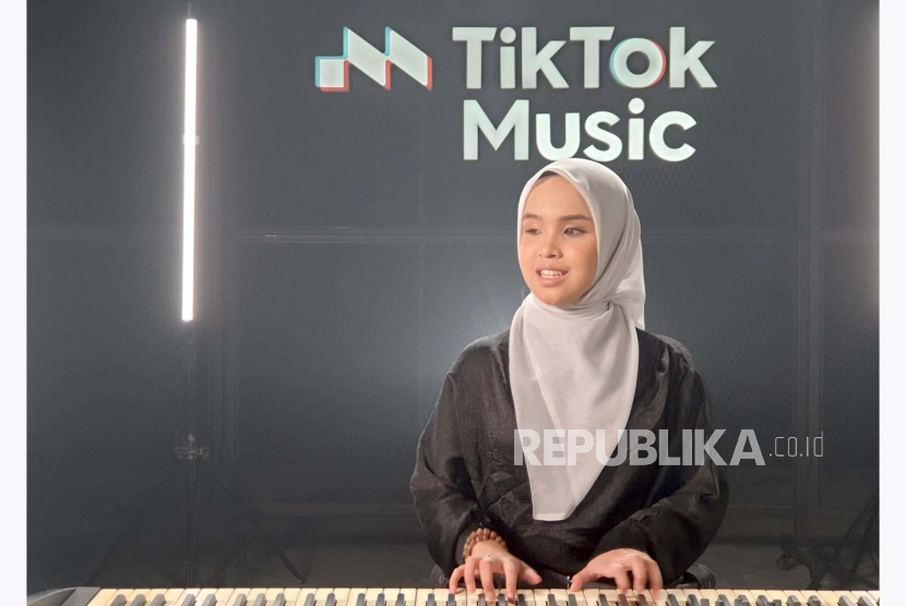 Penyanyi Putri Ariani di rekaman TikTok Music Lives, Jakarta Timur, Jumat (4/8/2023). Putri akan tampil di acara perayaan HUT Kemerdekaan ke-78 Republik Indonesia (RI) di Istana Negara, Jakarta. 