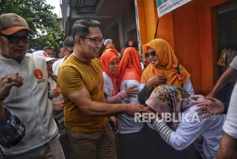 Calon Gubernur DKI Jakarta nomor urut 1 Ridwan Kamil (RK) menyalami warga saat mengunjungi kawasan RW 2 Kebon Pala, Kampung Makasar, Jakarta, Ahad (3/11/2024). Kedatangan RK disambut oleh para warga, simpatisan hingga tim marawis. Dalam kesempatan tersebut Ridwan Kamil (RK) menjelaskan tujuan kedatangannya dalam rangka menjemput dukungan dan menyerap aspirasi dari warga. RK juga menyampaikan program-programnya untuk Jakarta.