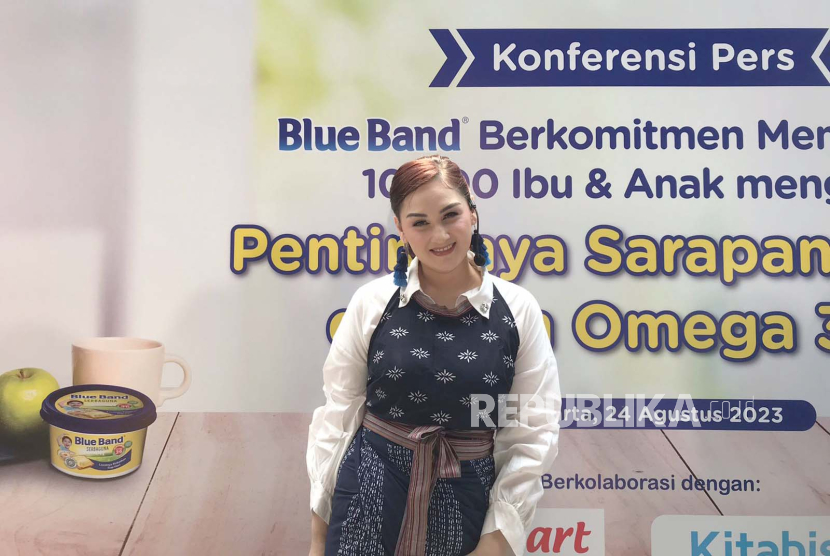 Selebritas dan Mom Influencer Mona Ratuliu dalam acara bersama BlueBand di Jakarta, Kamis (24/8/2023). Mona memiliki cara tersendiri untuk menghindari polusi udara.