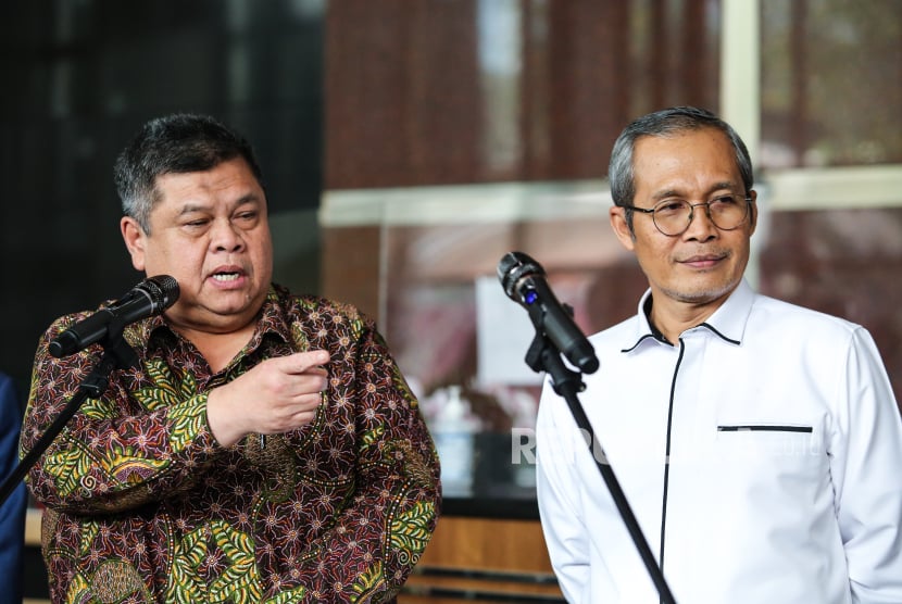 Ketua Pansel Capim KPK Muhammad Yusuf Ateh (kiri) bersama Wakil ketua KPK Alexander Marwata (kanan) menjawab pertanyaan wartawan usai pertemuan di Gedung Merah Putih KPK, Jakarta, Rabu (12/6/2024).