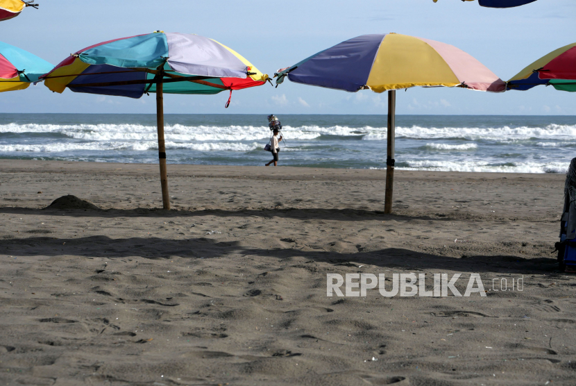 Pantai Parangtritis, Bantul, Yogyakarta, Selasa (7/4). Setelah ditutup sejak 21 Maret, Pantai Parangtritis sudah ramai lagi oleh pengunjung.