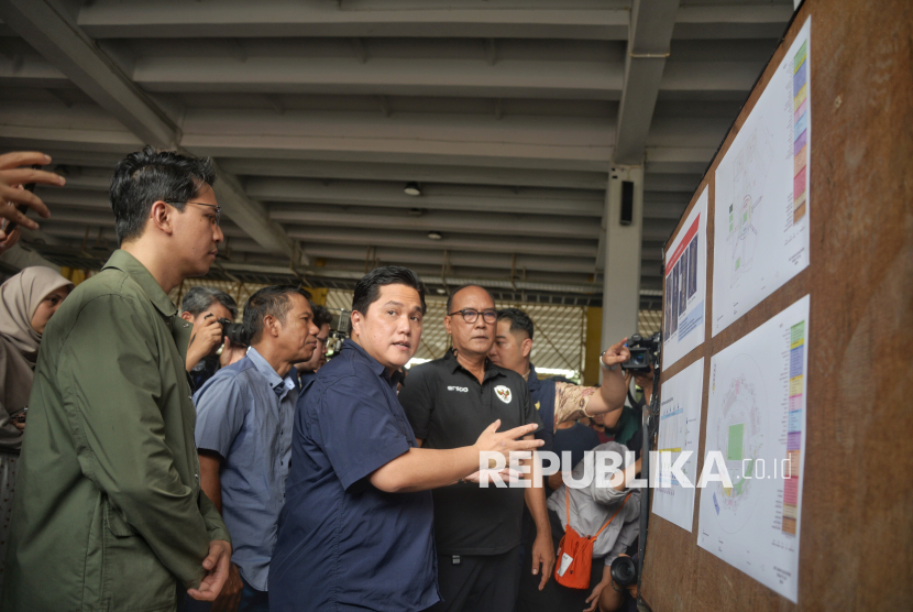 Ketua Umum PSSI Erick Thohir saat meninjau Stadion Utama Gelora Bung Karno (SUGBK), Senayan, Jakarta, Jumat (8/11/2024). Pengecekan tersebut dalam rangka persiapan jelang laga Timnas Indonesia Vs Jepang pada 15 November mendatang. Dalam kesempatan tersebut Erick Thohir mengatakan rumput SUGBK saat ini dalam kondisi terbaik dan siap untuk digunakan Timnas Indonesia pada putaran ketiga Kualifikasi Piala Dunia 2026.