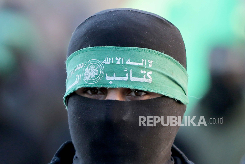 Pejuang Hamas dari Brigade Al Qassam. Israel menyebarkan selebaran yang meminta warga memberikan informasi terkait keberadaan Hamas.