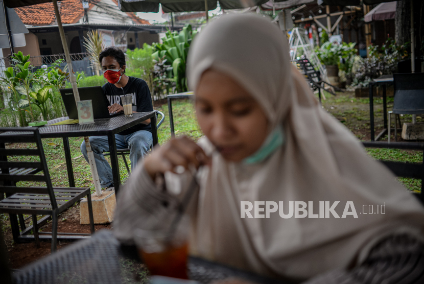 Pengunjung menikmati minuman di salah satu pujasera di kawasan Sagu Raya, Jagakarsa, Jakarta, Kamis (19/8). Ada beberapa langkah yang dapat ditempuh pengunjung dan pengelola restoran untuk mencegah penularan Covid-19.