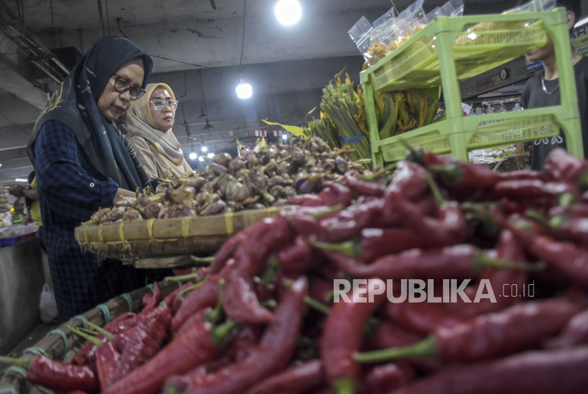 Calon pembeli memilih cabai yang dijual di salah satu lapak di Pasar Kosambi, Kota Bandung, Jawa Barat, Selasa (7/11/2023). Menurut pedagang di pasar tersebut, harga sejumlah jenis cabai mengalami kenaikan. Harga cabai keriting dari Rp80 ribu menjadi Rp85 ribu, harga cabai tanjung dari Rp60 ribu menjadi Rp80 ribu dan harga cabai rawit dari Rp50 ribu menjadi Rp100 ribu.