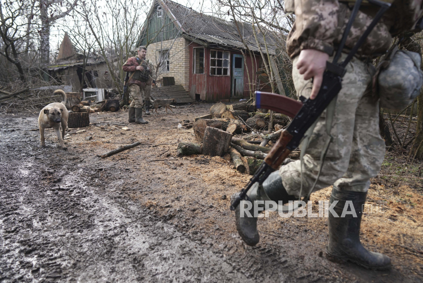 Seorang prajurit Ukraina berjalan ke posisinya di garis pemisah antara wilayah yang dikuasai Ukraina dan wilayah yang dikuasai pemberontak di dekat Svitlodarsk, Ukraina timur, Rabu, 23 Februari 2022. Wilayah Udara Ukraina Ditutup Bagi Penerbangan Sipil