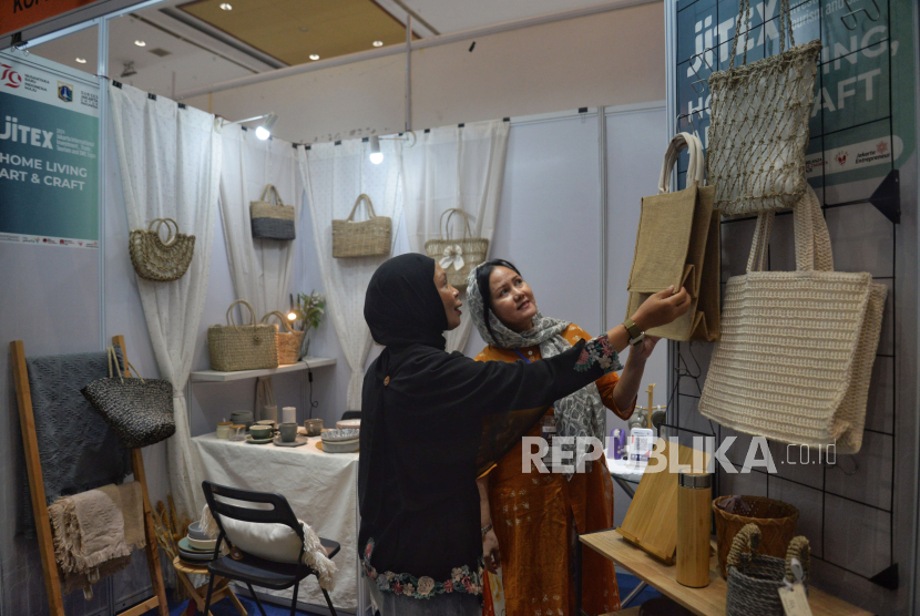 Pengunjung mengamati produk kerajinan pada pameran Jakarta International Investment, Trade, Tourism and SME Expo (JITEX) 2024 di JCC, Senayan, Jakarta, Rabu (7/8/2024). JITEX 2024 merupakan Pameran Internasional Produk & UKM Lokal yang diinisiasi oleh Pemerintah Provinsi DKI Jakarta bekerjasama dengan HIPPINDO (Himpunan Peritel dan Penyewa Pusat Perbelanjaan Indonesia).Pameran yang berlangsung hingga 11 Agustus 2024 ini bertujuan untuk menarik pembeli lokal dan internasional guna mendukung pembangunan perekonomian nasional yang berkelanjutan, khususnya di Jakarta.