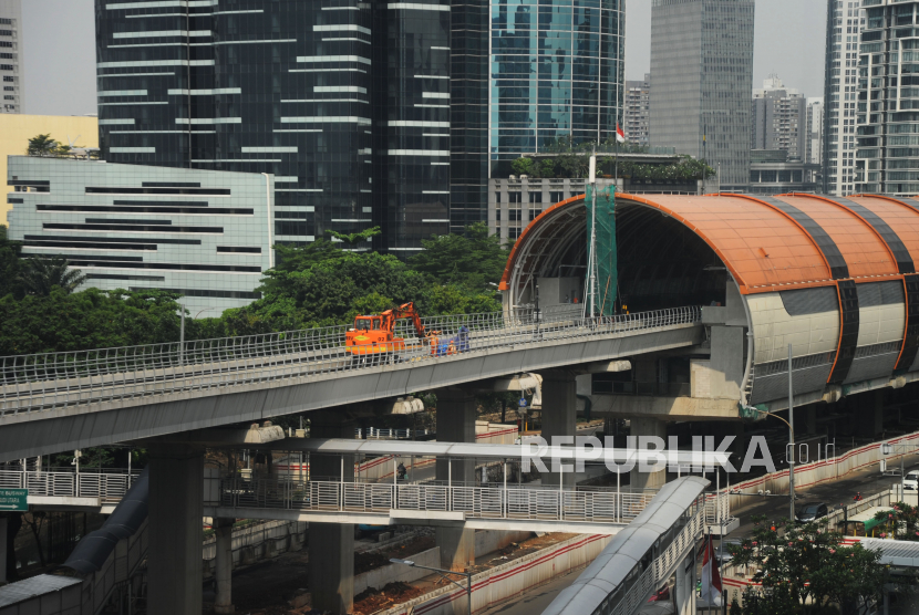 Pekerja menyelesaikan pembangunan prasarana //Light Rail Transit// (LRT) di kawasan Kuningan, Jakarta Pusat. (Ilustrasi)