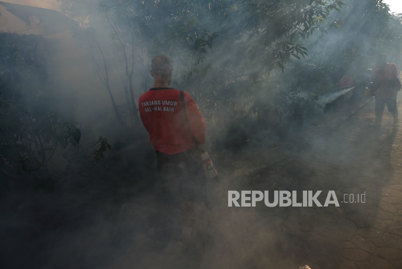 Petugas melakukan pengasapan (fogging) untuk mengantisipasi penyebaran wabah Demam Berdarah Dengue (DBD).