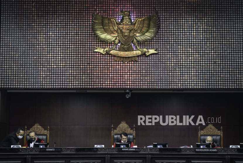 Ketua Majelis Hakim Mahkamah (MK) Konstitusi Anwar Usman (tengah) didampingi anggota Majelis Hakim MK Aswanto (kiri) dan Wahiduddin Adams (kanan) dalam sebuah sidang di gedung MK, Jakarta. (ilustrasi)