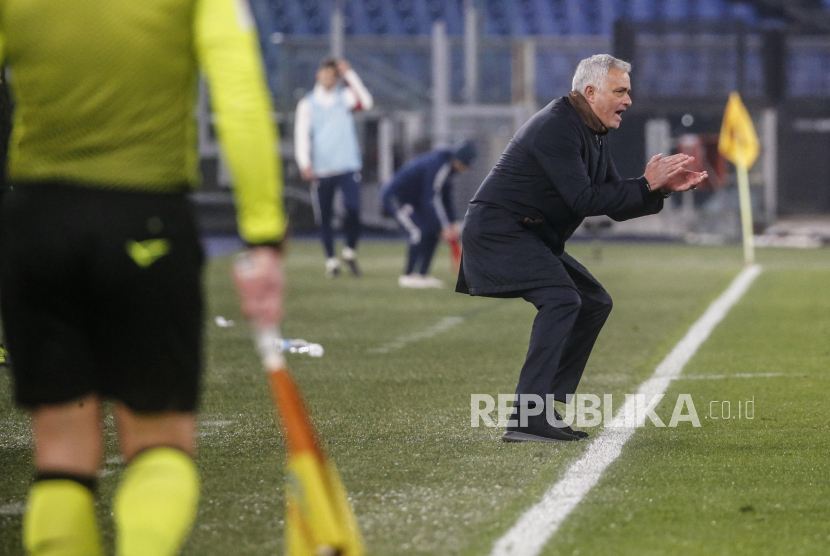 Pelatih kepala Roma Jose Mourinho bereaksi pada pertandingan sepak bola Serie A Italia antara AS Roma dan Cagliari Calcio di Roma, Italia, Senin (17/1) dini hari WIB.