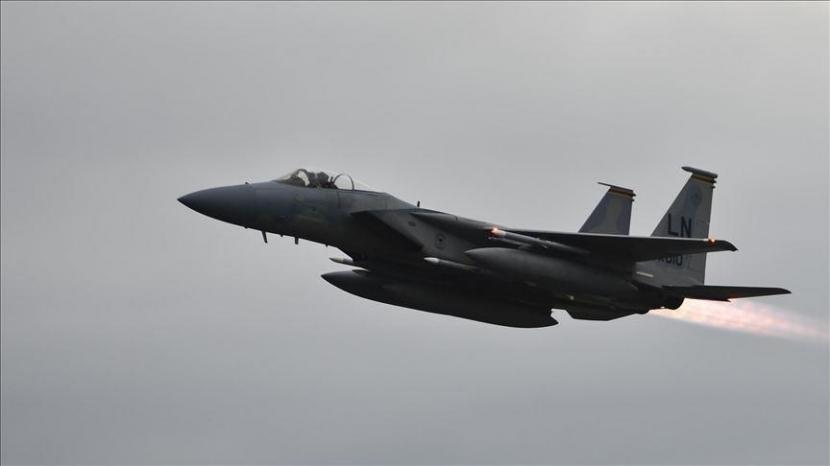 Jet Angkatan Laut AS membawa rombongan anggota parlemen ke Taiwan.