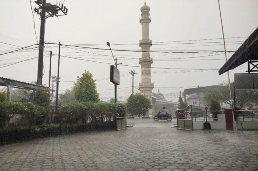 BMKG ingatkan potensi hujan sangat lebat di sejumlah wilayah pada Rabu.