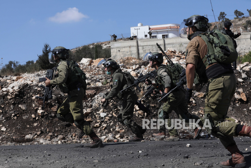Tentara Israel selama bentrokan dengan pengunjuk rasa Palestina selama demonstrasi menentang permukiman Israel di desa Kofr Qadom dekat kota Nablus, Tepi Barat utara, 02 Oktober 2020. Tujuh warga Palestina terluka selama bentrokan itu.