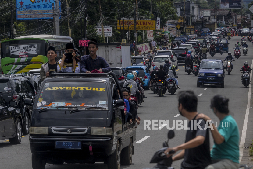Suasana kendaraan di jalur wisata Puncak, Cipayung, Kabupaten Bogor, Jawa Barat.