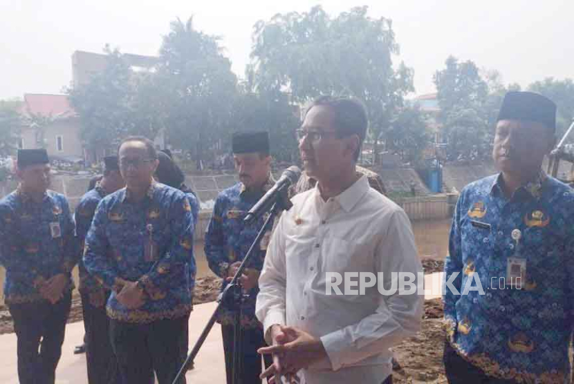 Penjabat (Pj) Gubernur DKI Jakarta Heru Budi Hartono meninjau kegiatan pengerukan lumpur di Kali Ciliwung, pada Jumat (10/11/2023).
