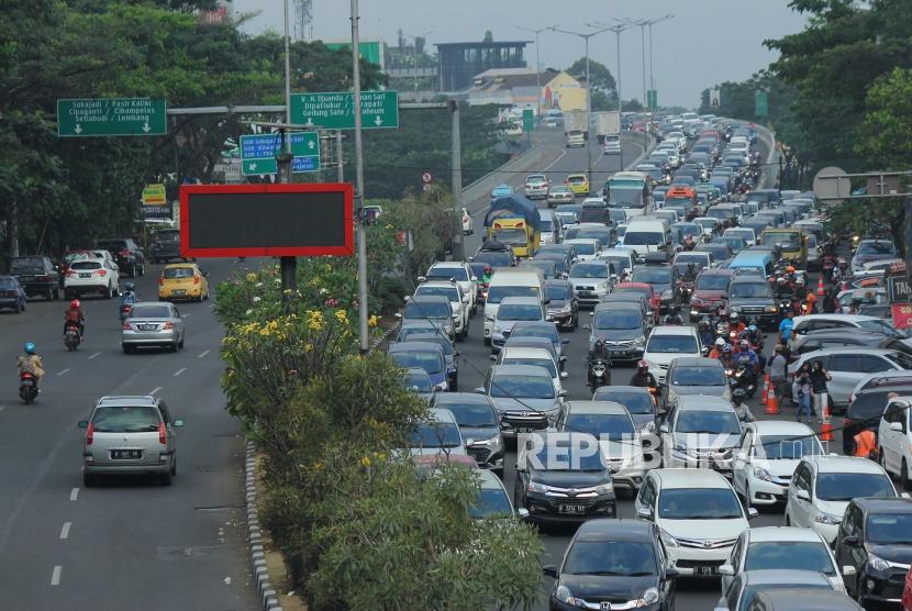 Kemacetan arus balik arah Tol Pasteur, di Jalan Djunjunan, Kota Bandung, Selasa (19/6).