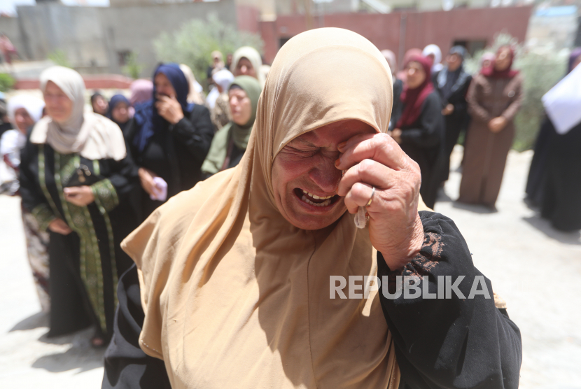  Seorang wanita Palestina menangis saat pemakaman petugas keamanan Tayseer Ayasi di desa Sanour dekat Kota Jenin, Tepi Barat, 10 Juni 2021. Tiga warga Palestina tewas setelah pasukan Israel melakukan penggerebekan di Jenin. 