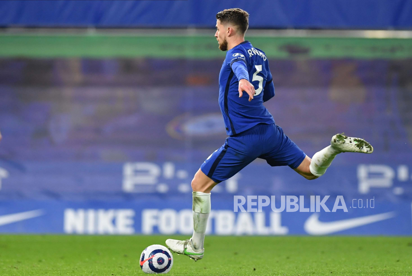  Pemain Chelsea Jorginho mencetak keunggulan 2-0 dari titik penalti dalam pertandingan sepak bola Liga Utama Inggris antara Chelsea FC dan Everton FC di London, Inggris, 08 Maret 2021.