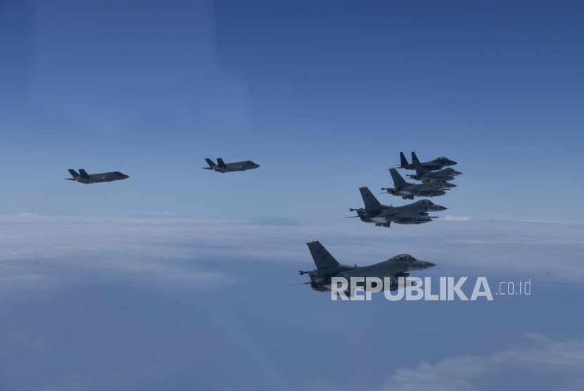 Jet tempur Angkatan Udara AS dan Korea Selatan termasuk pesawat tempur siluman F-35A Korea Selatan – dan jet tempur F-16 AS, terbang dalam formasi selama latihan bersama pada Selasa, 7 Juni 2022. Penggunaan kecerdasan buatan di perangkat militer harus mempertimbangkan HAM. Ilustrasi.