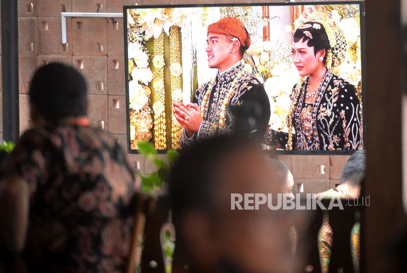 Tasyakuran pernikahan putera Presiden Joko Widodo Kaesang Pengarep dan Erina Gudono disiarkan dari televisi media center Pura Mangkunegaran, Surakarta, Jawa Tengah, Ahad (11/12/2022). Sebanyak 13 ribuan relawan Jokowi menghadiri tasyakuran pernikahan Kaesang dan Erina. Mereka diangkut menggunakan 160 bus menuju lokasi tasyakuran di Pura Mangkunegaran.