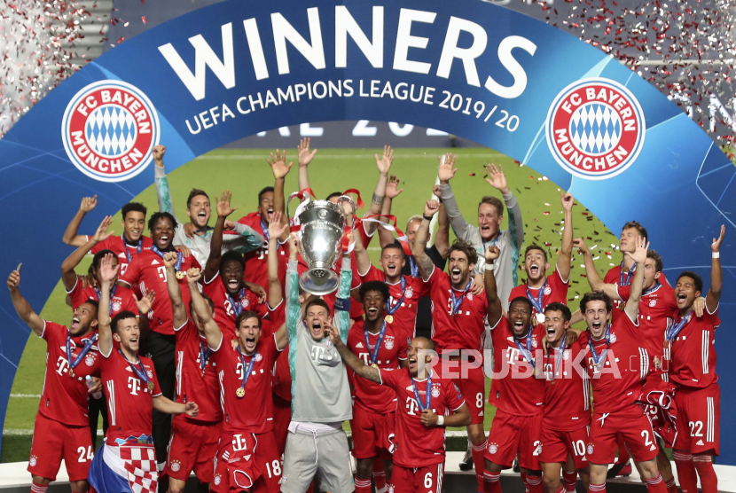 Para pemain Bayern merayakan kemenangan dalam pertandingan final Liga Champions antara Paris Saint-Germain dan Bayern Munich di Stadion Luz di Lisbon, Portugal, Minggu, 23 Agustus 2020. 