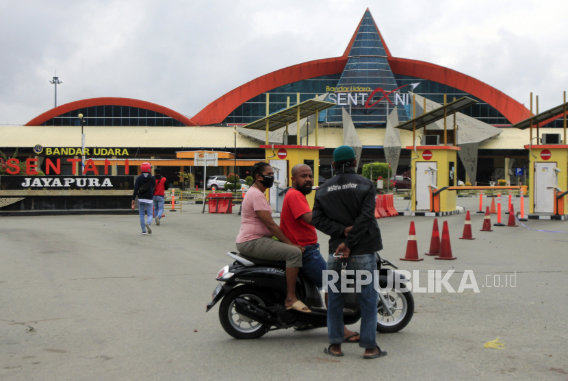 Sejumlah warga beraktivitas di depan Bandara Sentani, Jayapura, Papua, Rabu (10/6/2020). Bandara Sentani mulai dibuka kembali yang melayani penerbangan seperti rute langsung dari Jakarta ke Jayapura atau sebaliknya
