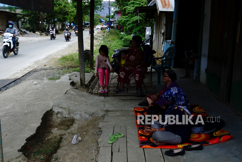 Sejumlah warga berada di luar rumah pasca gempa di Mamuju, Sulawesi Barat, Rabu (3/2/2021). BMKG Sulawesi Barat mencatat gempa bumi berkekuatan Magnitudo 5,1 terjadi pada pukul 16:25:38 WITA di 18 kilometer Barat Laut Majene-Sulbar dan tidak berpotensi tsunami. Pemkab Mamuju Dzikir Bersama Peringati Satu Tahun Gempa