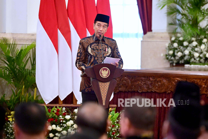 Presiden Joko Widodo memberikan sambutan sebelum menyerahkan zakat melalui Badan Amil Zakat Nasional (Baznas) di Istana Negara, Jakarta, Rabu (13/3/2024). 