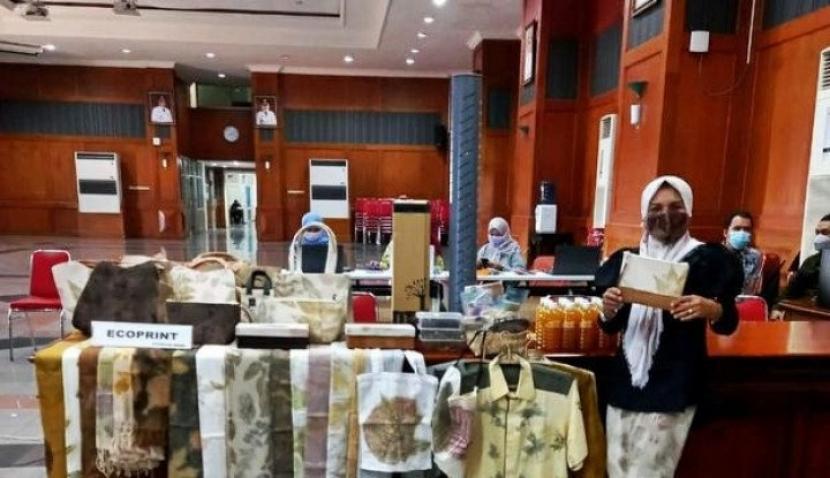 Sebagai penggemar mode, perempuan asal Surabaya bernama Ida Rosita (41 tahun) memutuskan untuk terjun ke industri ecoprint. (BRI)