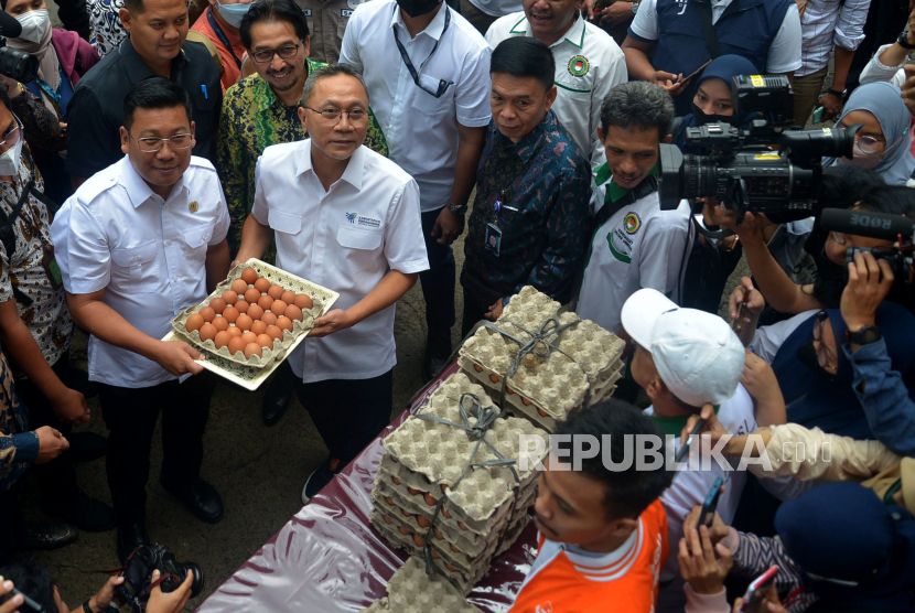 Kepala Badan Pangan Nasional Arief Prasetyo Adi dan Menteri Perdagangan Zulkifli Hasan saat meninjau operasi pasar di Pasar Minggu, Jakarta, Jumat (2/9/2022). Operasi pasar tersebut menjual telur ayam ras dengan harga Rp 27.000/Kg dan dilaksanakan dalam rangka stabilisasi pasokan sekaligus memberikan harga telur murah untuk Masyarakat. Prayogi/Republika