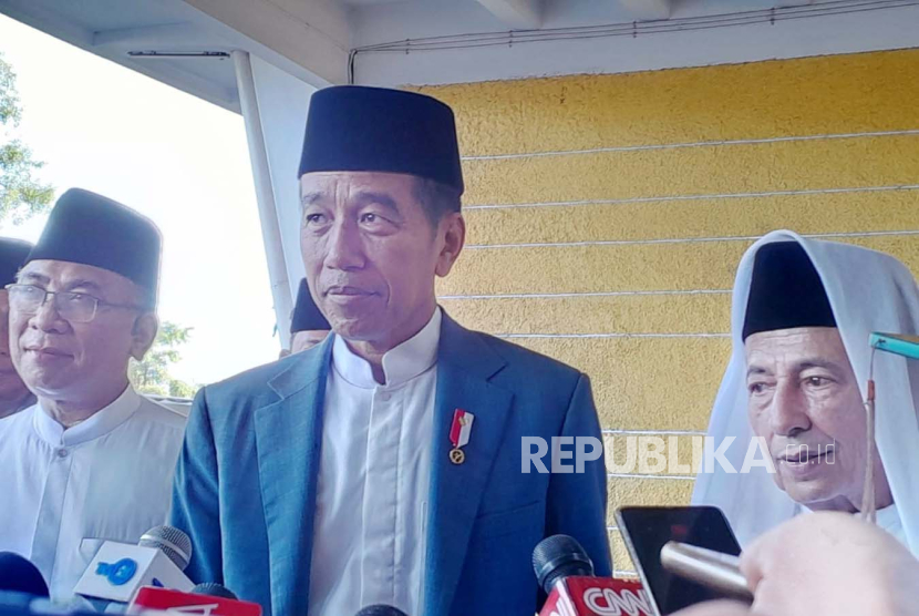 Presiden Jokowi saat memberikan keterangan pers usai menghadiri harlah Muslimat NU di GBK, Jakarta, Sabtu (20/1/2024).