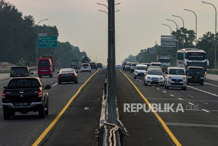 Sejumlah kendaraan melaju di  tol Jakarta - Cikampek. Sejumlah gerbang tol di Ruas Jalan Jakarta - Cikampek terkena penyekatan dengan skema buka tutup selama PPKM Darurat.