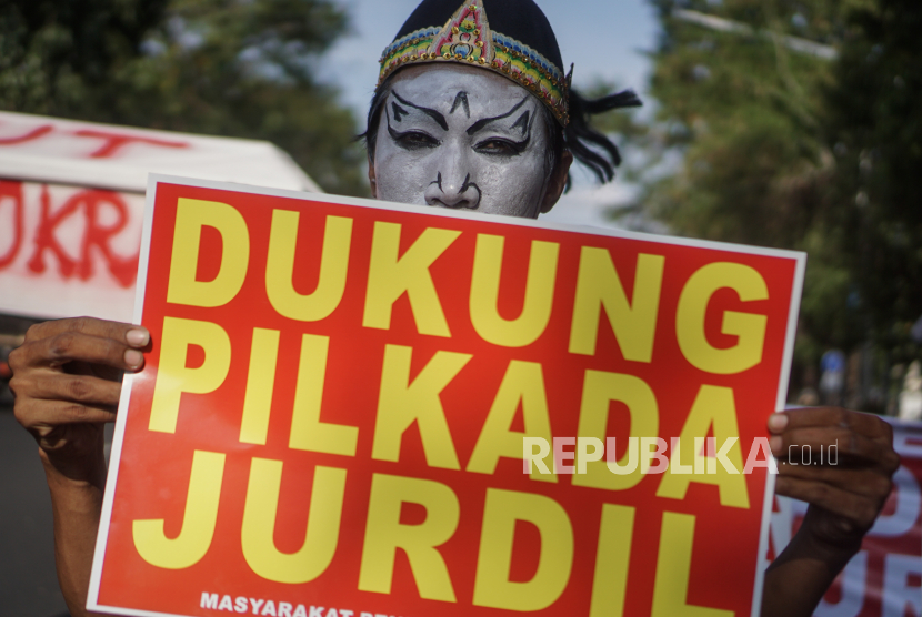 Warga yang tergabung dalam Masyarakat Pendukung Demokrasi melakukan aksi unjuk rasa Mendukung Pilkada Damai di Gladak, Solo, Jawa Tengah, Rabu (5/8/2020).