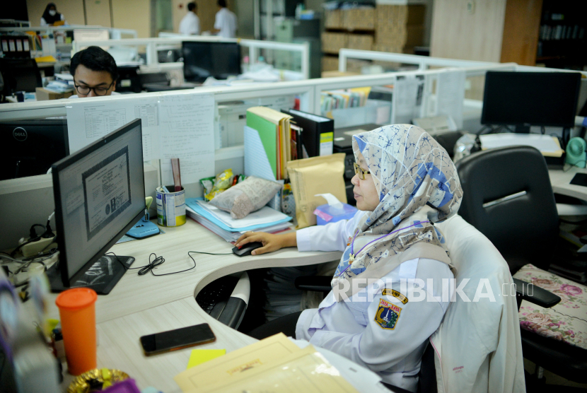 Aparatur Sipil Negara (ASN) Pemerintah Provinsi DKI Jakarta beraktivitas di saat hari kerja di Balai Kota DKI Jakarta, Jakarta, Rabu (26/4/2023). 