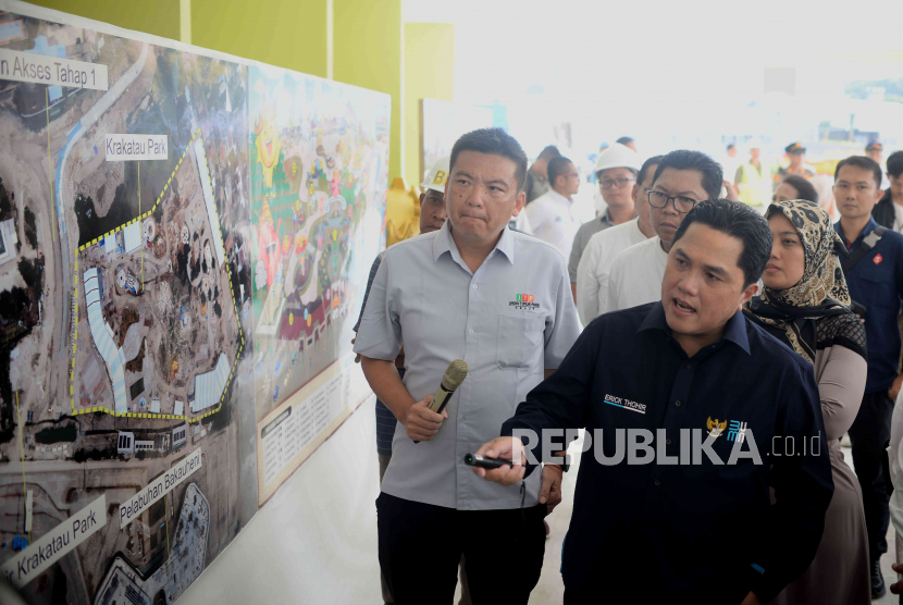 Menteri BUMN Erick Thohir (tengah) bersama Direktur Utama Bunga Lampung Sejati Erwin Hidayat (kiri) dan Wakil Gubernur Lampung Chusnunia Chalim saat meninjau pembangunan Krakatau Park di kawasan Bakauheni Harbour City, Lampung, Sabtu (18/3/2023). Progres pembangunan Krakatau Park yang merupakan wisata lokal untuk mendorong percepatan pembukaan lapangan pekerjaan serta pertumbuhan ekonomi daerah tersebut telah mencapai 80 persen dan ditargetkan rampung pada Mei 2023.