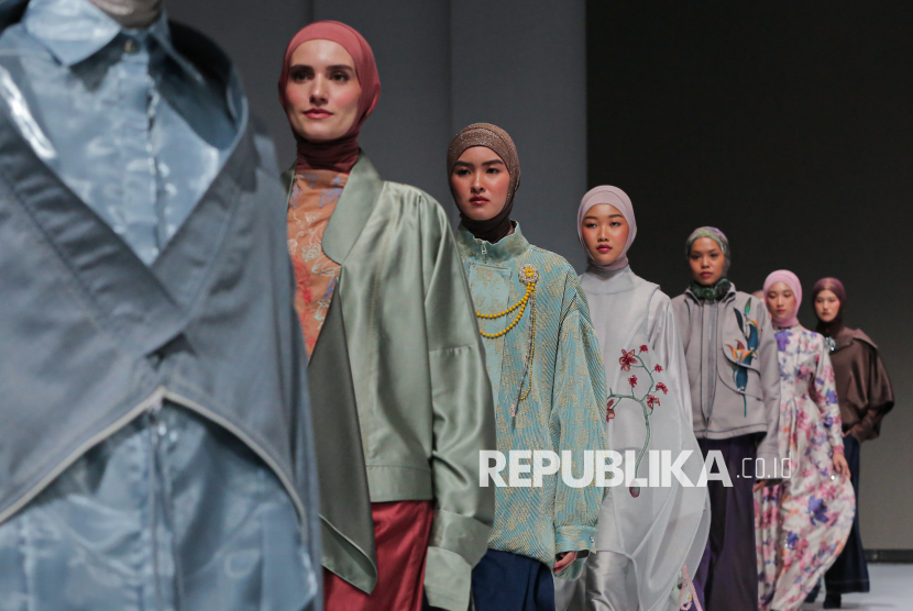 Model memperagakan busana karya desainer Ria Miranda bertajuk Juxtaposed dalam gelaran The Langham Fashion Soiree 2025 di Hotel The Langham, Jakarta, Rabu (22/10/2025). Dalam gelaran tersebut, Ria Miranda menghadirkan sebanyak 32 koleksi busana bertajuk Juxtaposed yang terinspirasi dari fase-fase kehidupan manusia dengan menyandingkan kontras kehidupan dikemas melalui kompleksitas pola yang tampak sederhana namun memiliki detail yang kompleks.