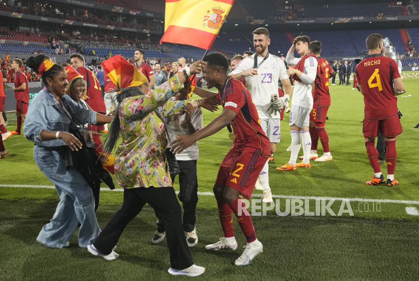 Ansu Fati dari Spanyol (tengah) merayakan dengan rekan satu tim dan pendukung setelah memenangkan pertandingan sepak bola final Nations League antara Kroasia dan Spanyol di stadion De Kuip di Rotterdam, Belanda, Senin (19/6/2023).