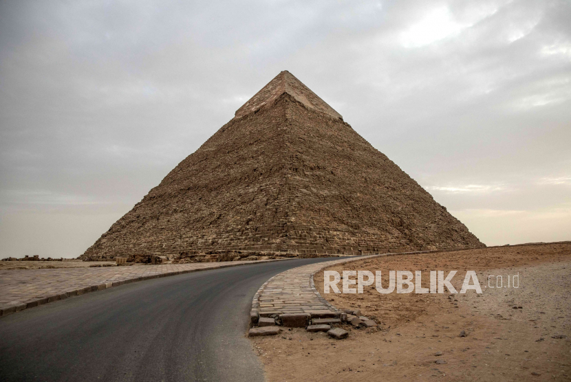 Piramida Giza yang kosong saat lockdown karena wabah corona di Mesir, Senin (30/3). Mesir telah memiliki lebih dari 1