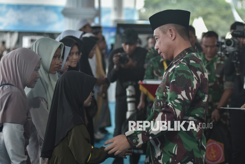 Panglima TNI Jenderal Agus Subiyanto memberikan bantuan kepada anak yatim piatu pada kegiatan doa bersama di Monas, Jakarta Pusat, Sabtu (4/10/2025).