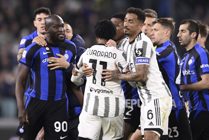 Pemain Inter Milan Romelu Lukaku  dan pemain Juventus  Juan Cuadrado berdebat setelah pertandingan sepak bola leg pertama semifinal Piala Italia antara Juventus dan Inter Milan, di Stadion Allianz, di Turin, Italia,  Rabu (5/4/2023) dini hari.