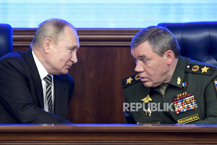  Presiden Rusia Vladimir Put, kiri, dan Staf Umum Rusia Valery Gerasimov. Menlu AS menilai Rusia sedang mencari pengaruh untuk membangun kembali Uni Soviet. Ilustrasi.