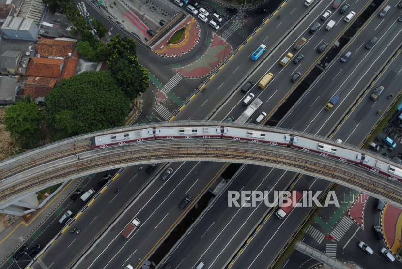 Rangkaian kereta Light Rail Transit melintasi jembatan lengkung di Jakarta, Kamis (3/8/2023). Wakil Menteri BUMN Kartika Wirjoatmodjo menyebutkan konstruksi jembatan lengkung dari Gatot Subroto menuju ke Kuningan salah desain sehingga menyebabkan rangkaian kereta LRT yang melintas harus berjalan melambat.