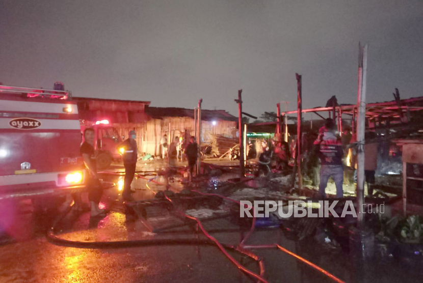 Petugas pemadam kebakaran berupaya memadamkan api yang membakar Sejumlah gudang di Pasar Cikurubuk Kota Tasikmalaya, Ahad (19/3/2023). 