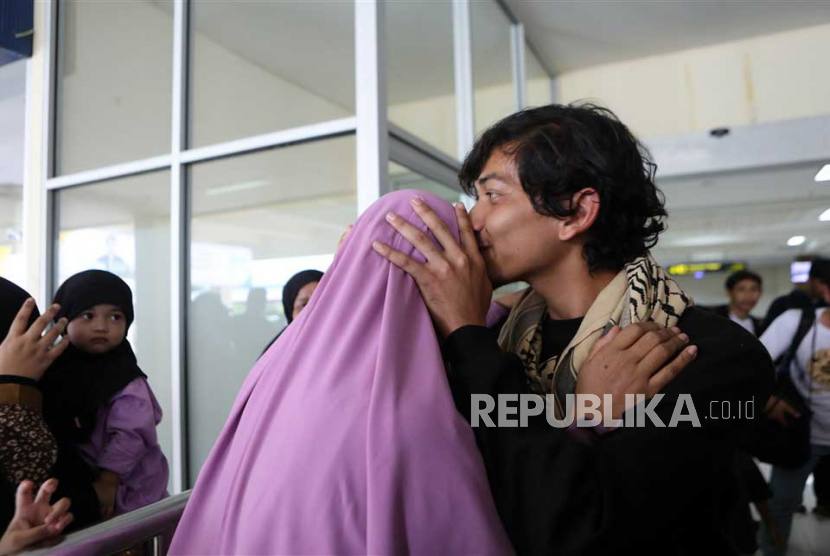 Mahasiwa Indonesia yang dievakuasi dari Sudan bertemu dengan keluarga mereka.