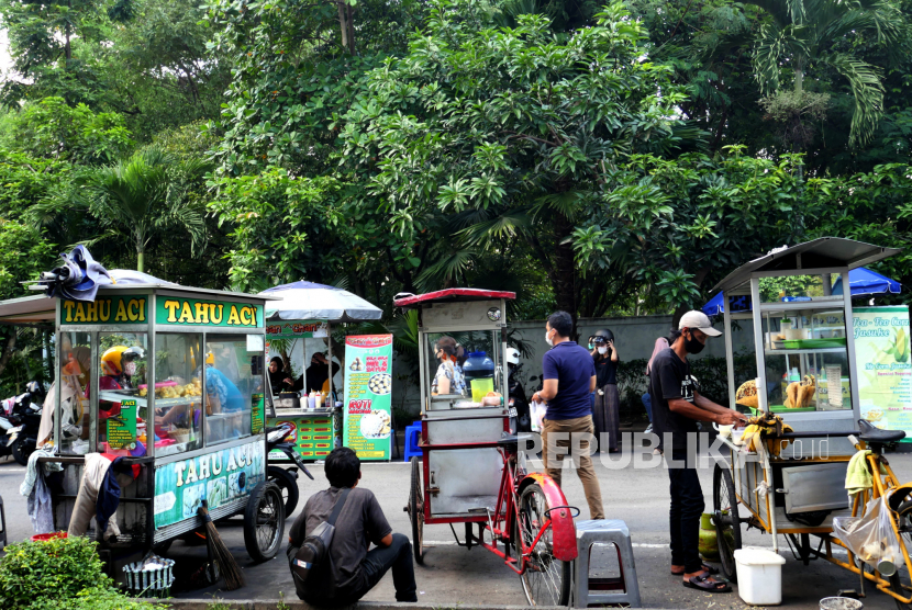 Pemerintah Kota (Pemkot) Solo, Jawa Tengah mensterilkan pedagang kaki lima (PKL) yang ada di Manahan menjelang pertandingan 