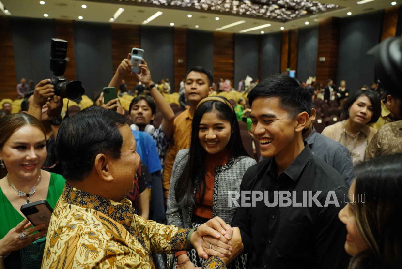 Men Prabowo Subianto dan Ketua Umum PSI Kaesang Pangarep  menghadiri perayaan HUT ke-76 Menko Marves Luhut Binsar Pandjaitan di Sopo Del Tower, Kuningan, Jakarta Selatan, Kamis (28/9) malam. 