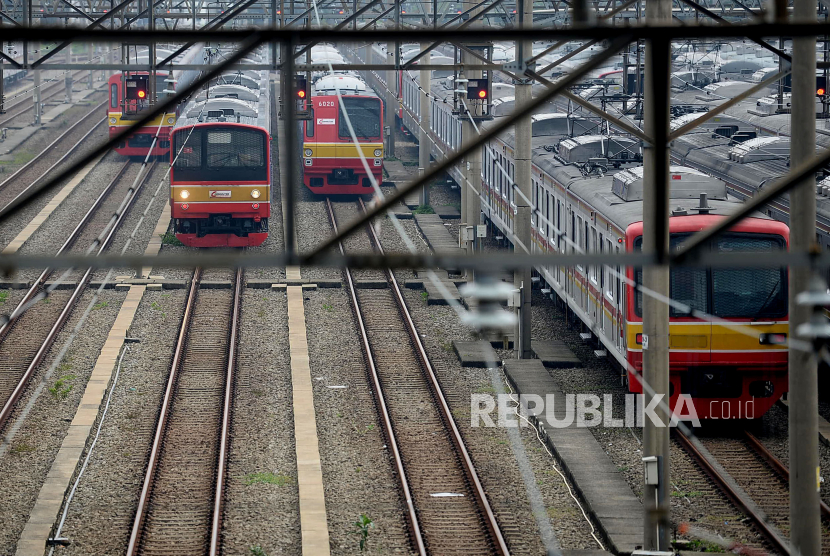 Pemda di Jabodetabek mengusulkan kepada PT Kereta Commuter Indonesia (KCI) untuk menghentikan operasional KRL Commuter Line sementara selama penerapan PSBB demi mencegah penyebaran virus corona.